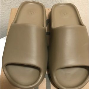 Yeezy Slides Earth Brown